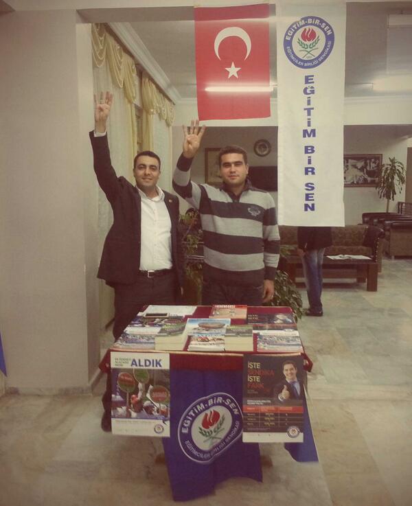 cizreebs's tweet photo. Başkan Yard @mdgsn ve @osmangokhan Cizre ye yeni atanan öğretmnlerle tanışıyor #R4BIA @ahmetgundogdu01 @EgitimBirSen http://t.co/Gi1AedPb9n