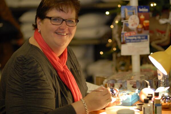 Intratuin0174's tweet photo. Monnikenwerk! Demonstratie kerstballen beschilderen #intratuinfair http://t.co/qPohlb8afz