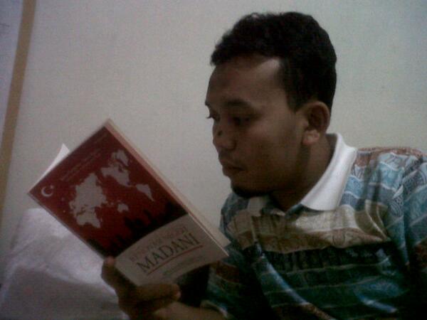 fajarfitrah8's tweet photo. Sdng menikmti buku karya bang @AryaSandhiyudha #RenovasiNegeriMadani #BangkitIndonesiaku :D @aheryawan @tifsembiring http://t.co/yVTJyBVEtD