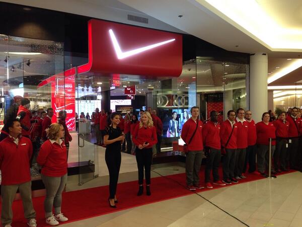 selenagomez's tweet photo. Honored to be the first customer at Verizon's new Destination Store. #techinspired http://t.co/BAqs82n9Mr