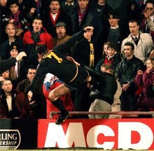 M0tivacionesF's tweet photo. "¿Mi mejor momento? Cuando le di la patada a aquel hooligan"- Éric Cantona http://t.co/JhbfIDkDg7