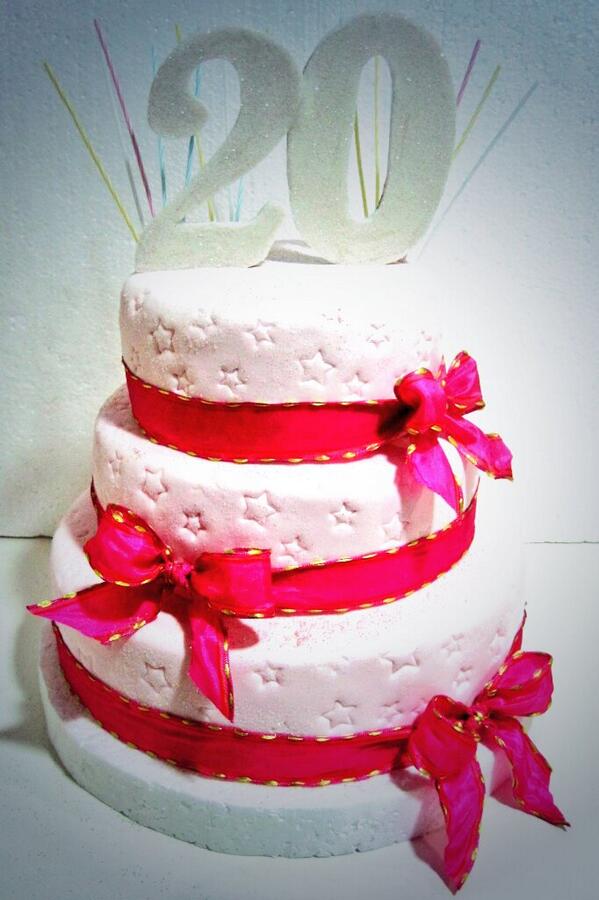 TaniaPardo2's tweet photo. Muchisimas felicidades bonita...sopla las velitas ahí te mando la tarta...@21Yolanda21 -jajaja http://t.co/gzpOqiEFLk