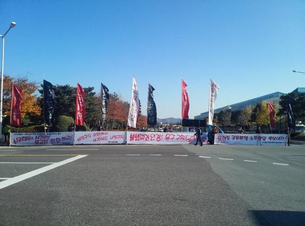 명촌분수대에서 출퇴근투쟁을 했습니다. 전화와서 장소 물어본 강병태 동지와 3공장동지들. 제 옆에 있다 끌려간 엄길정대표와 1공장동지들. 그리고 항상 함께해주시는 열사회와 김성욱 지회장과 이진환 수석. 감사합니다