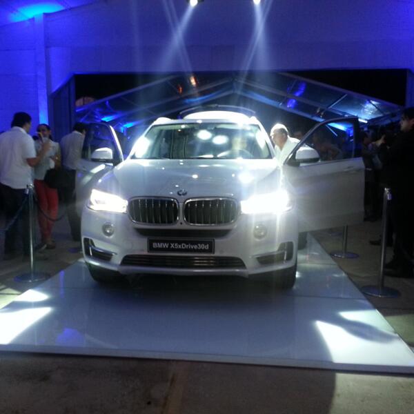 BMWParaguay's tweet photo. El nuevo BMW X5 vuelve para cambiar el mundo automotriz y ser el ejemplo perfecto de elegancia en cualquier terreno http://t.co/k75ZVNJWFr