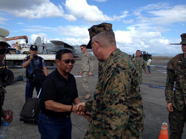 JojoCBinay's tweet photo. @VPJojoBinay is welcomed by US Marines Brig. Gen. Paul Kennedy, head of the US Military Relief efforts in #Tacloban. http://t.co/rOmd8cgZJs