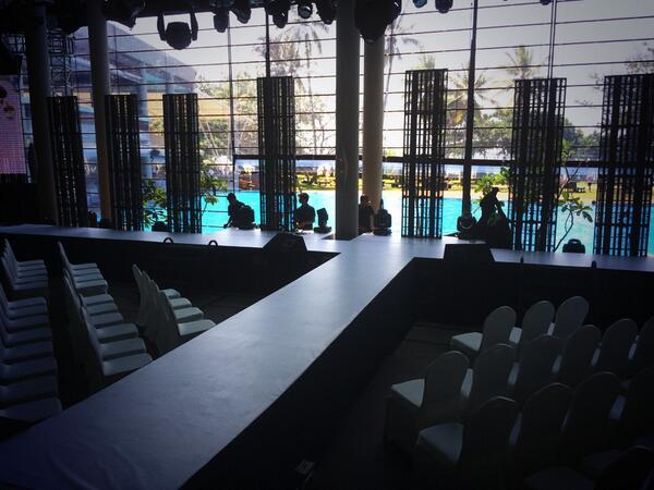 SylvieTellier's tweet photo. Première apparition ce soir devant un public de professionnels de la mode #catwalk #fashionshow @CinnamonResorts http://t.co/ZmTFlQfgXv