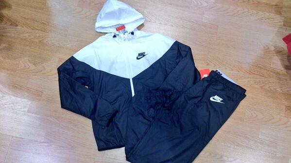 astorga49's tweet photo. Nuevo chándal Nike Windrunner mujer. http://t.co/RbpVFYCJe2