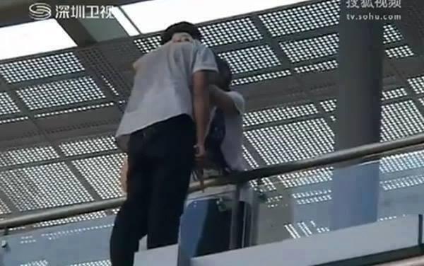 sugialexander's tweet photo. "@IncredibleViews: A Girl in China Stopped a Boy From Commiting Suicide With a Simple Kiss http://t.co/Jwu0sDTIhD"