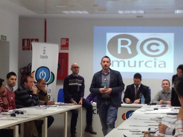 vozipconsulting's tweet image. Los chicos de @RSConext presentando el juego del Networking en la Present. de @RCmurcia1 @MurciaInicia #Creatividad