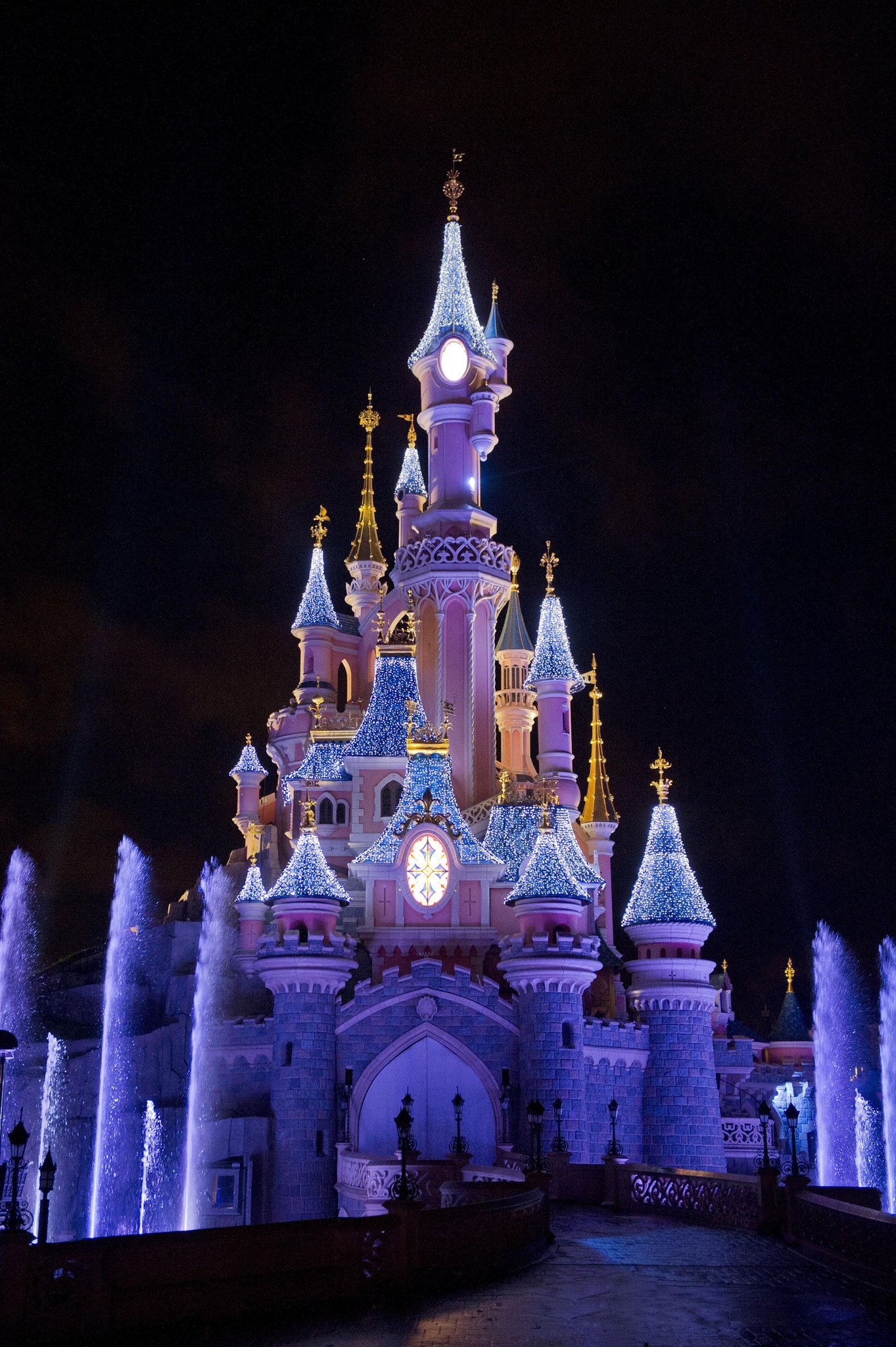 Disneyland Paris Na Twitteru Chaque Soir Laissez Vous Bercer Par Les Belles Illuminations Du Chateau De La Belle Au Bois Dormant Disneyxmas Http T Co E4ltzz0r8v