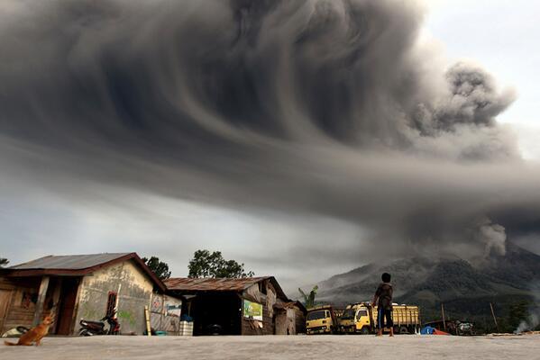 earthcapture's tweet photo. Mt. Sinabung erupts, Indonesia #saveearth http://t.co/RXtUxC36kf