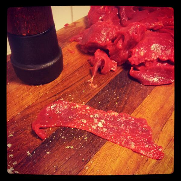 eldvira's tweet photo. dethär med att man står och steker kött till sjömansgryta, och hälften hamnar i magen.. så jefla gott med rått kött! http://t.co/ur9i1JwDpJ
