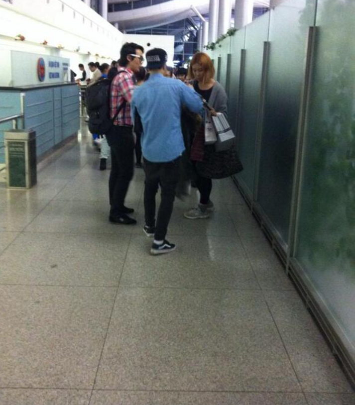 BZm9jrqCYAAyUy4.png:large