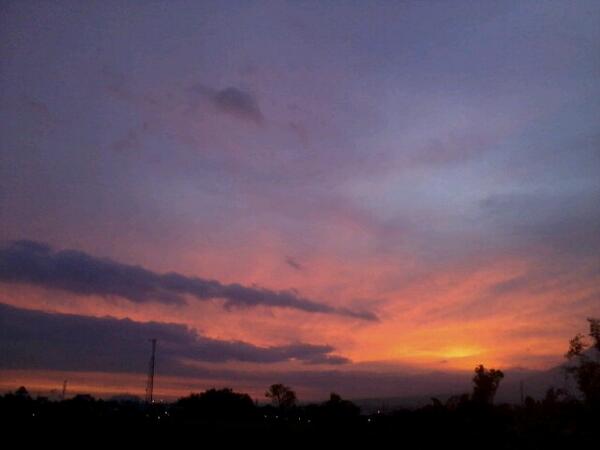 sarboish's tweet image. Senjanya merona, kayak pipi anak gadis yang dilamar sama pria yang dicintainya. #eeea