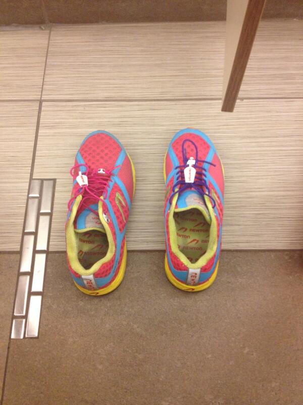 csak29's tweet photo. No run for me today. Packed two right sneakers in my gym bag. #imlosingit http://t.co/lQzNaIzUN9