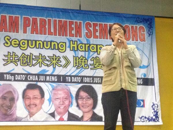 dannychan168's tweet photo. @elizabethwong berceramah di Majlis Makan Malam Parlimen Sembrong, bersama dengan @tianchua @n_izzah #fb http://t.co/Cig2g7ljKR