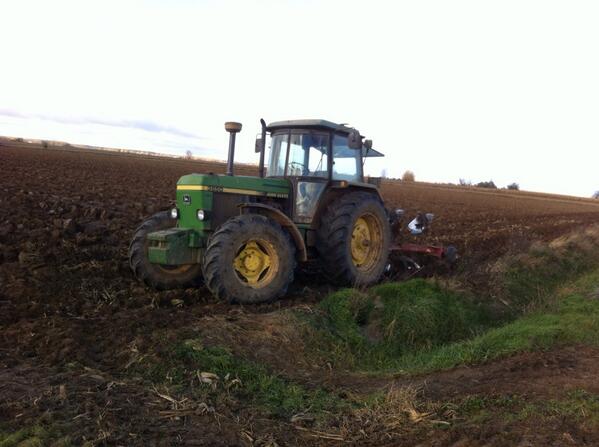 cmpcarlos's tweet photo. "@JuanRozada: Finiquitada la arada !! XD http://t.co/YY8ACzJoye" Esto es un tractor de verdad coño!!