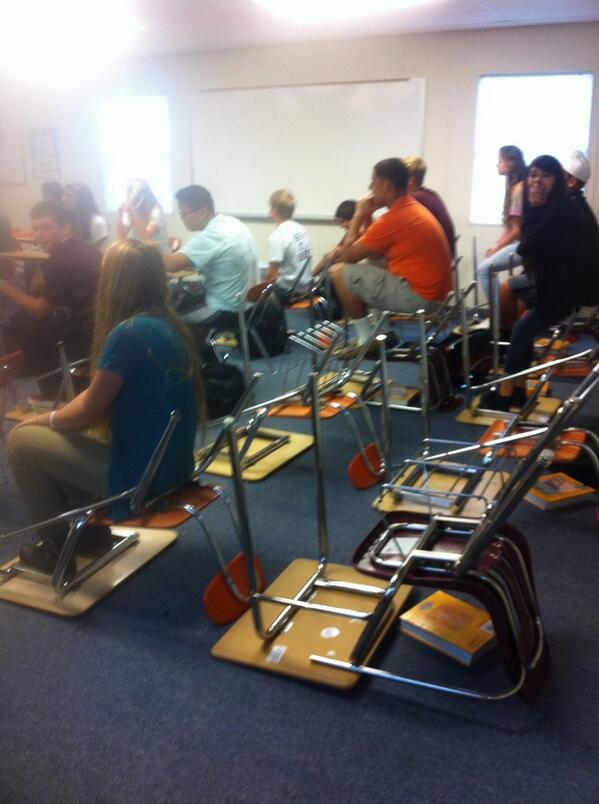 Taylornoelle28's tweet image. Mr. Ruiz: let&apos;s just take a moment to pray for the east side of the room #myenglishclass 😂😂