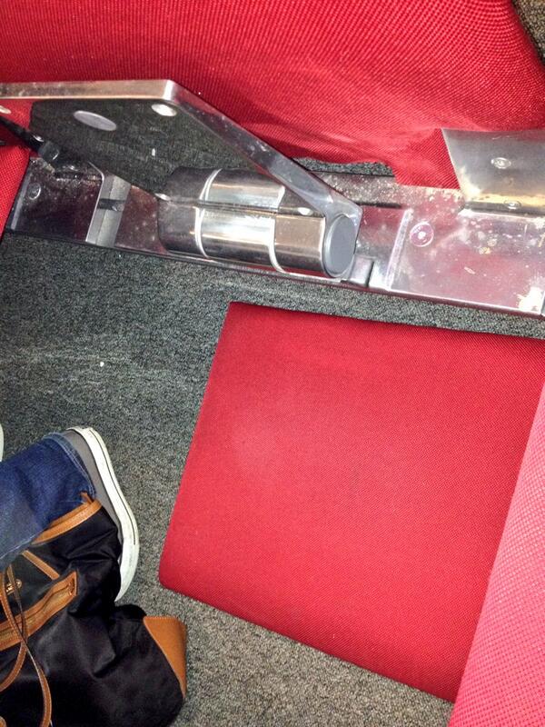 MeggKav's tweet image. Andddd the seat just broke #rachelproblems @rachdennen 😂