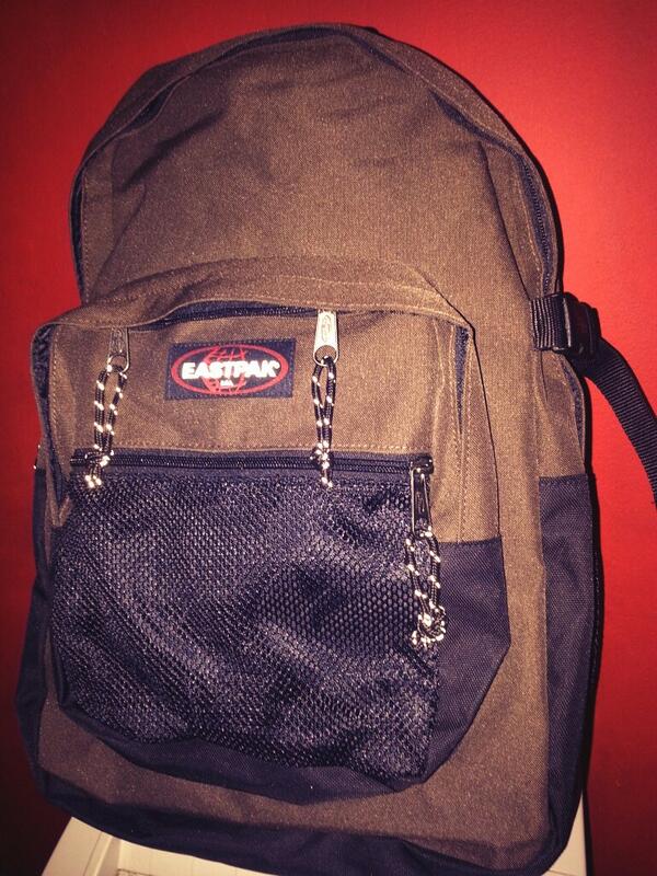 Las mochilas de @Eastpak_chile son geniales la mía me permite llevar mi play 3 sin problemas y segura y cómodamente