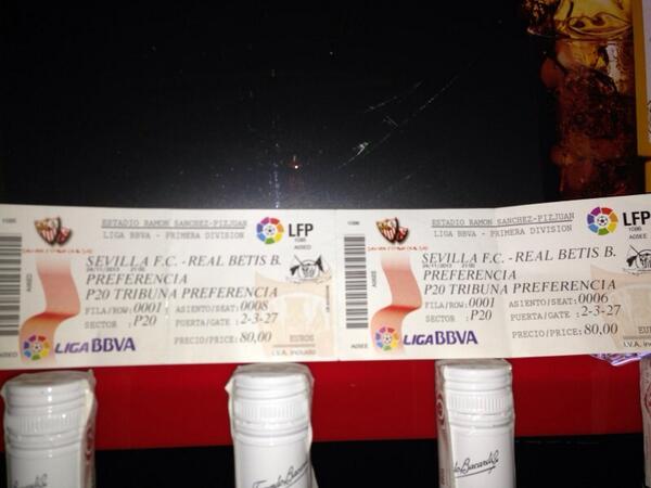 20_decopas's tweet photo. Ya están las entradas para el sorteo!Sevilla-Betis + noche de hotel los Lebreros!Las entradas son debajo d DEL NIDO http://t.co/vO05zxdNyL