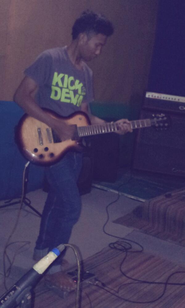 Kelapasawit_squ's tweet photo. Gitaris kece jomblo butuh pendamping. .buat yg respon ditnggu responan nya @tryekaramandha,@rumahrasta, @opipamungkas http://t.co/DvLoXaGkhP