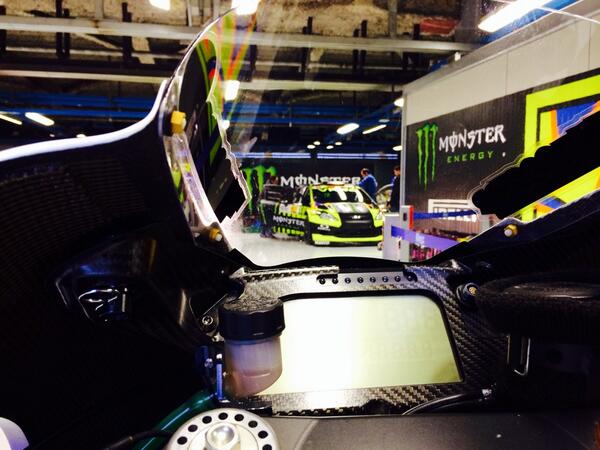 guidomeda's tweet photo. Ecco, tu, @YamahaYellow46 che guardi l'altra di @ValeYellow46 un po' gelosa. http://t.co/3eJiT8QrFh
