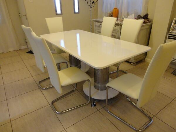 ArcariDesign's tweet image. Laqueadas Macizas de 2,5 con bases en acero inoxidable con patas macizas cromadas.