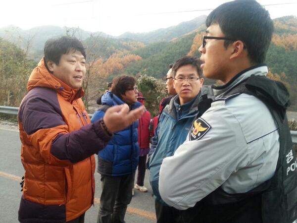 #밀양 도곡 경찰관들이 타고온 차량 번호판을 찍는다. 왜 불법사찰하냐고 했더니 범죄가 예상되어 미리 확보하는 거란다. 저들에겐 모두 범죄자로 보이나보다. 모든 사람을 범죄자로 규정하는 대한민국 현실이 안스럽다