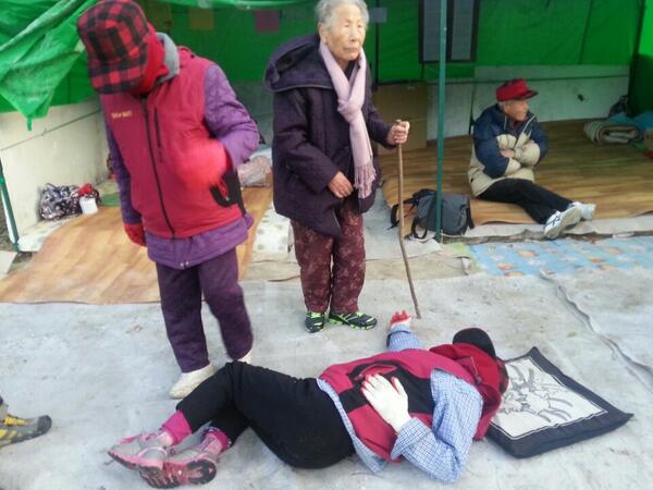 #밀양 도곡 결국 할매 한분이 다치셨다. 그래 아무것도 하지 못했으니. 힘이 조금더 있었으면. 우리가 조금더 단결했다면. #30일 희망버스 제대로 조직해서 저들의 오만함을 꺽고싶다. 더이상 다쳐선 안된다.