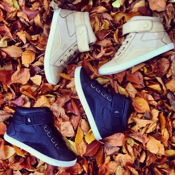 LovePastry's tweet image. @lovepastry's Truffle Strap is crunching the November leaves this fall #dontleave  #fallpuns