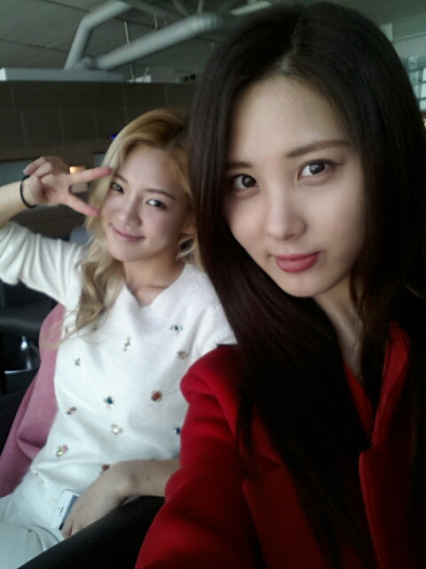[PIC][22-11-2013]SeoHyun và HyoYeon khởi hành đi Hồng Kông để tham dự "2013 Mnet Asian Music Awards" vào sáng nay - Page 5 BZo_-IdCQAAUFMt