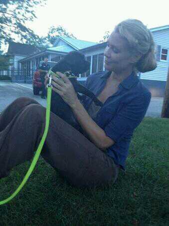 walkingdeadfa18's tweet image. Laurie holden relaxing with her puppy