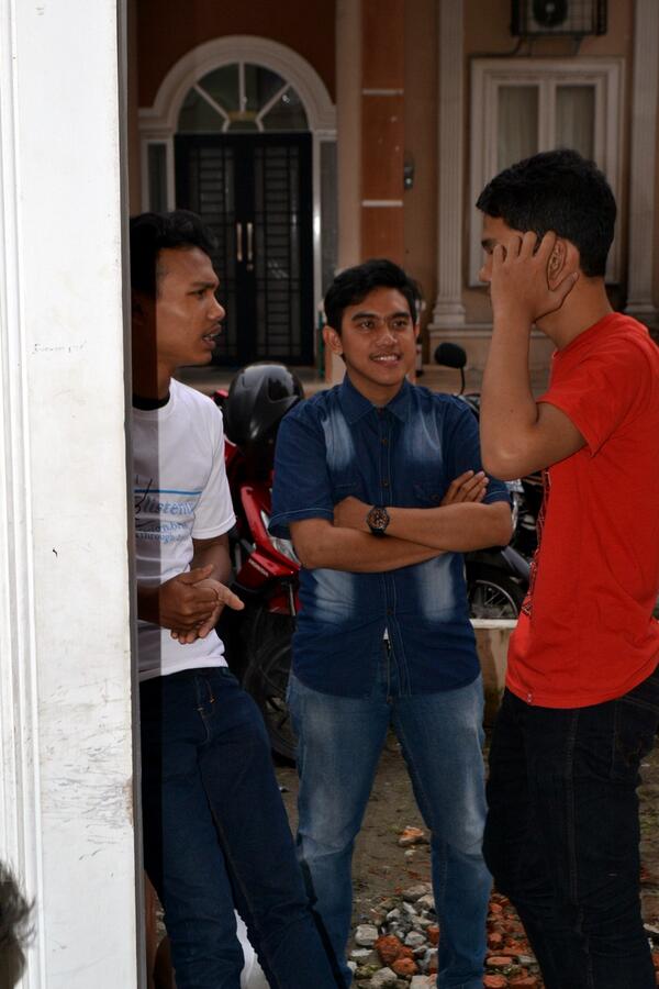 EasyListen_ID's tweet photo. Pada nyeritain apa sih ? Serius kali.. @EasyListen_ID emang band bagus kan? :) #MeetandGreetEasyListening http://t.co/aJa8RYqz3j