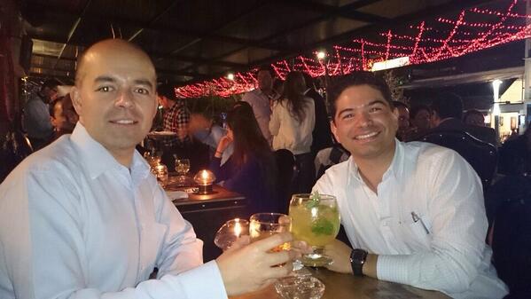 jleguizamo's tweet image. Con @carloconcha , celebrando el buen cierre #parquesoft #emprendetic en #roxanne