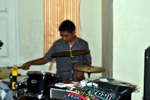 EasyListen_ID's tweet photo. Ini dia abg drumer kita --> @ZayEasy_ #MeetandGreetEasyListening http://t.co/9G0QOiZr0S