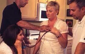 فقدت ابنتها في حادث ،فتبرعت بقلب ابنتها لإمرأة محتاجة. وبعد نجاح العملية، زارتها لتسمع دقات قلب إبنتها من جديد 😢💔💔 ”