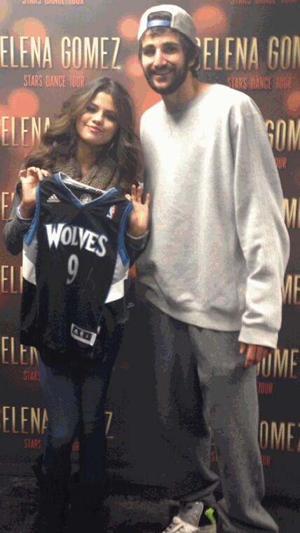 Ricky Rubio poses with Selena Gomez (Photo)