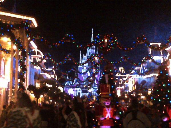 BialekMonika's tweet photo. Just gorgeous#disney #cinderellacastle #christmasspirit http://t.co/dHVxdzAay1