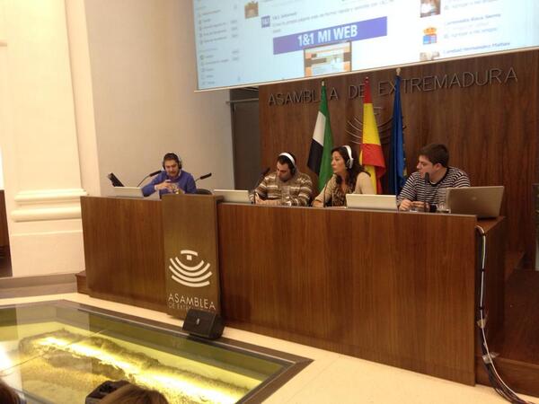 Con la Vicepresidenta del @Parlamento_Ex, Consuelo Rodríguez y <a href="/jalamito80/">Hugo Alonso</a> experto en marketing y redes sociales