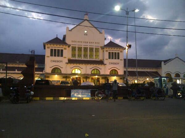 RT @voead_atiqullah: stasiun kejaksan sore ini, perpaduan keindahan arsitektur belanda dan nuansa modern :)