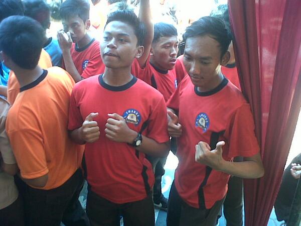 glovusco's tweet photo. Ini Goyang jempol oleh @majidnulis12 @royyan_hanityo dan @gdipra22 gantine boss dolly @gandaardian1 http://t.co/e0H5Xpdcc2