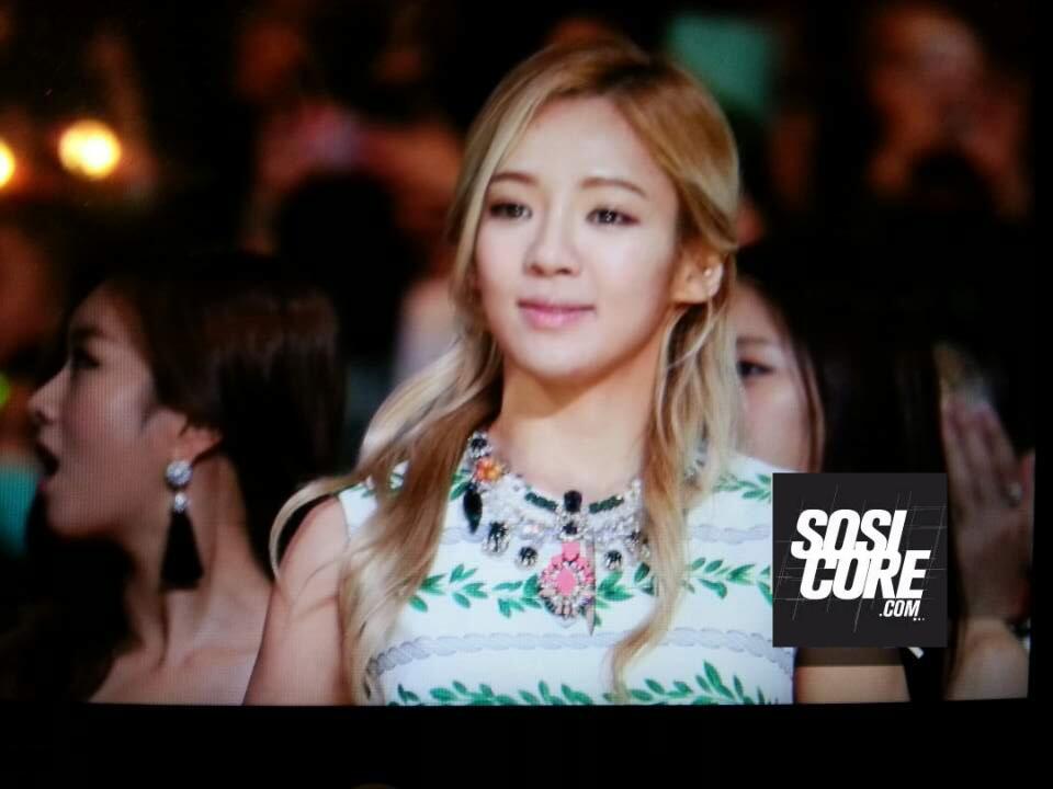 [PIC][22-11-2013]SeoHyun và HyoYeon khởi hành đi Hồng Kông để tham dự "2013 Mnet Asian Music Awards" vào sáng nay BZr8S7bCUAADKJj