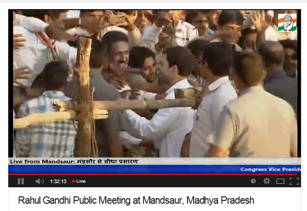 WithCongress's tweet photo. Rahul Gandhi mingling with the people in Mandsaur #MPBadlega rally in Madhya Pradesh http://t.co/X9gojbgnZ0