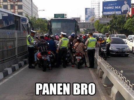 AlamVespaGarage's tweet photo. nahloo kena deh, yuk scooterist taati peraturan lalu lintas masuk jalur busway denda 1jt utk mobil &amp; 500rb utk motor. http://t.co/0RC9RXOV2C