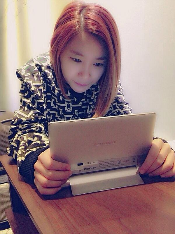 Seoyooha89's tweet photo. http://t.co/vO74SCBYe4 얼마전에 G마켓 한정판매로 샀던 레노버 요가 태블릿을 브아걸 제아도 쓰고있네요ㅎㅎ왠지 같은걸 연예인이 쓰니까 뿌듯하다는ㅎ 배터리가 최대 18시간이라 엄청 맘에듬 http://t.co/3lNj3YenRG