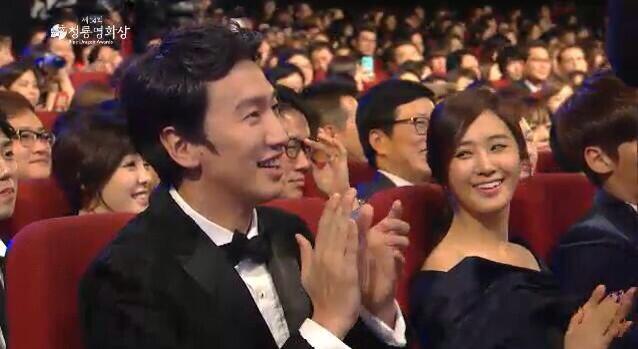 [PIC][22-11-2013]Yuri xuất hiện tại "The 34th Blue Dragon Film Award" vào tối nay + Selca tại hậu trường của cô và các nghệ sĩ khác BZrVBBKCQAAKLUR