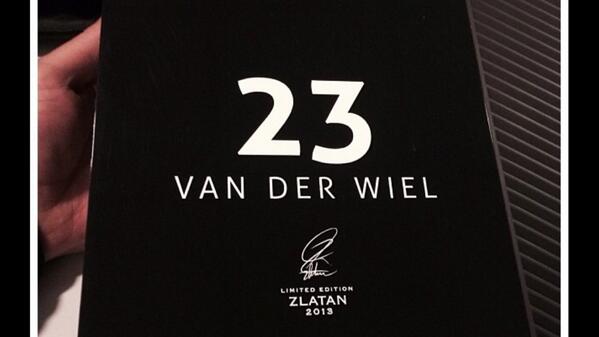 Zlatan die de spelers van PSG een limited edition Xbox one cadeau doet.. De man niet op het WK moet niet mogen.