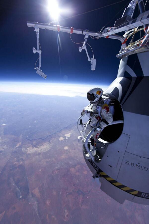 _Paisajes_'s tweet photo. Felix Baumgartner a punto de saltar desde 39.068 metros de altitud. http://t.co/kvtWiB8ohF
