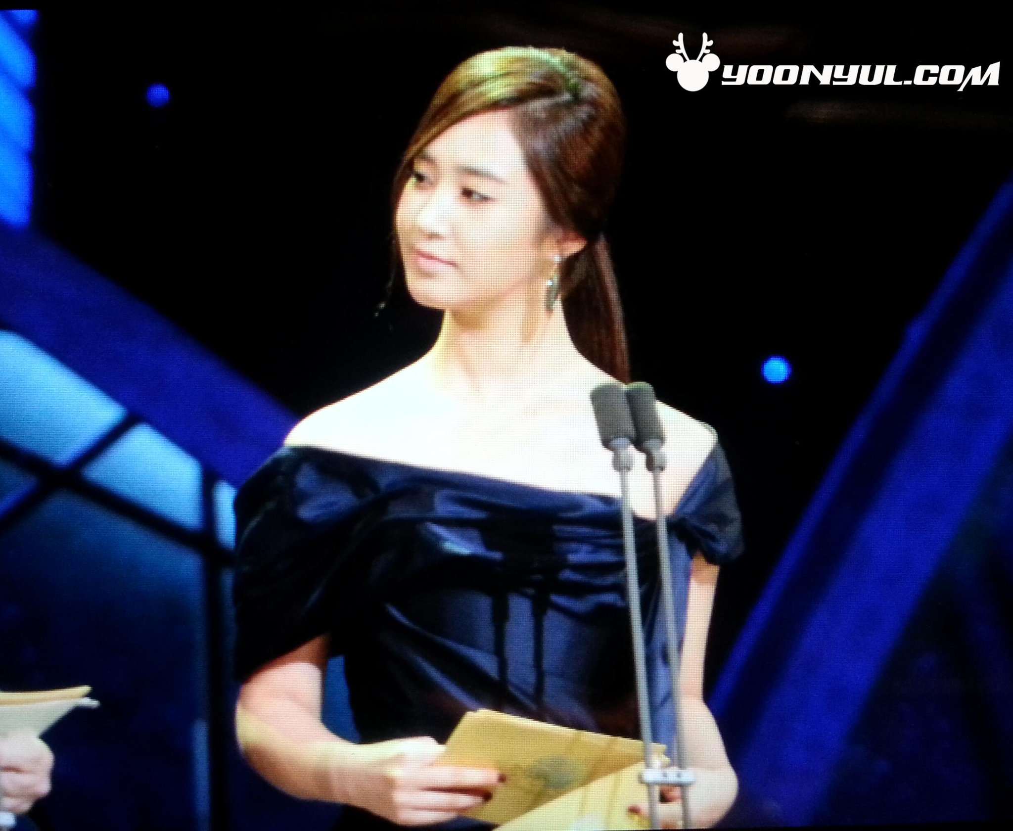 [PIC][22-11-2013]Yuri xuất hiện tại "The 34th Blue Dragon Film Award" vào tối nay + Selca tại hậu trường của cô và các nghệ sĩ khác BZrb5WsCEAA8bih
